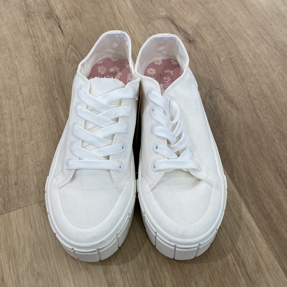 NEW Women’s Mad Love Fran Platform Sneakers - Picture 2 of 3